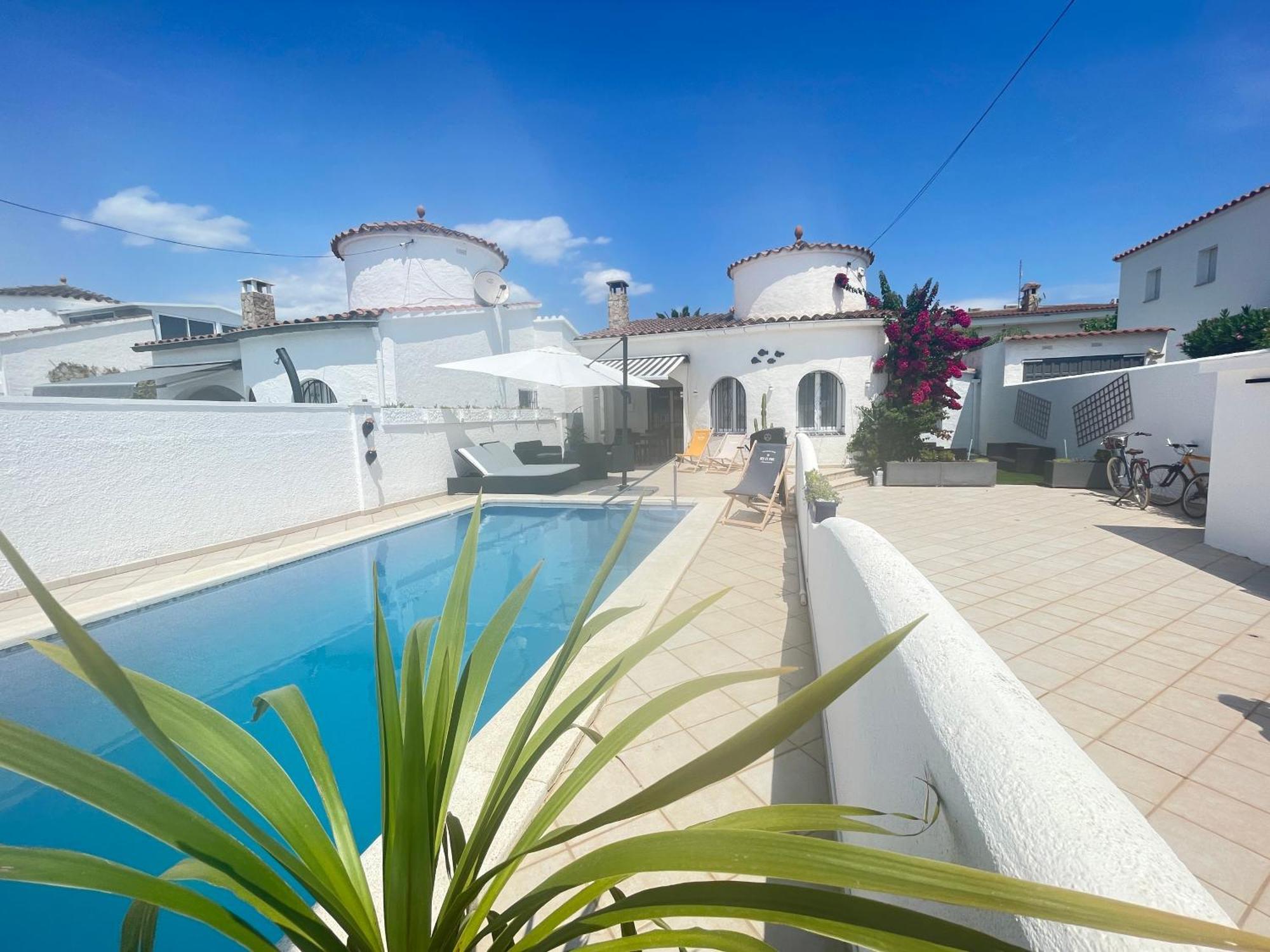 Charmante Villa Avec Piscine Dans Les Canaux Empuriabrava Exterior photo