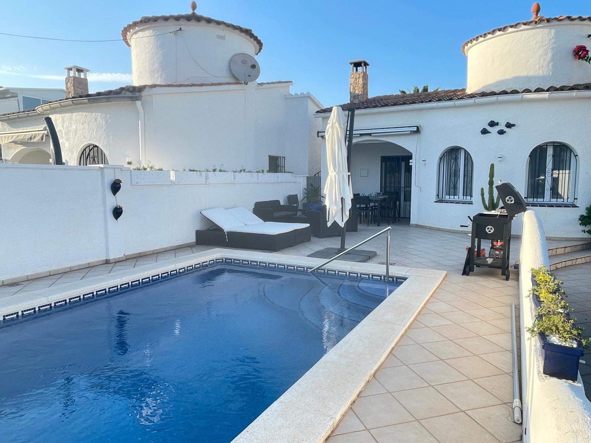 Charmante Villa Avec Piscine Dans Les Canaux Empuriabrava Exterior photo